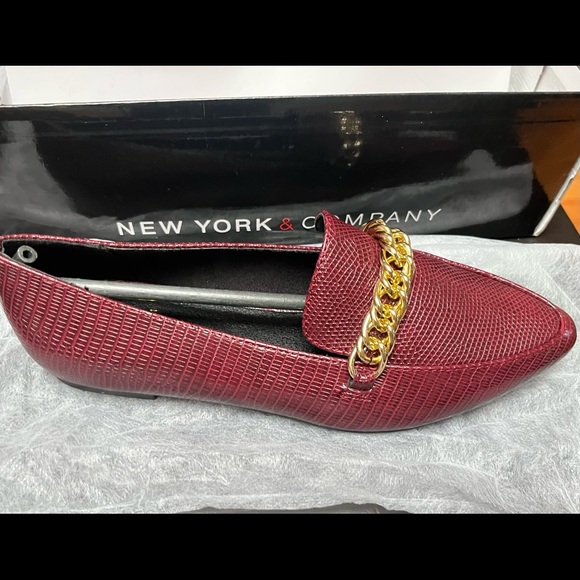 NWT | NY&Co. burgundy loafers with gold coloured chain buckle - Picture 10 of 14